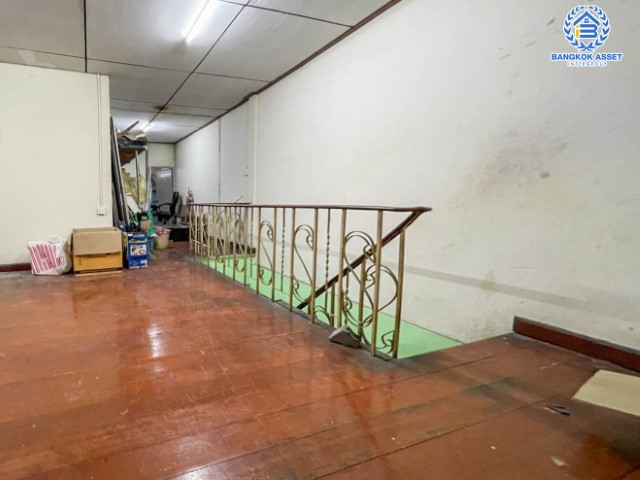 ทาวน์เฮ้าส์มือสองย่านกรุงเทพฯ ม.ลาดพร้าว109 ลาดพร้าว เนื้อที่กว้างขวางถึง 27 ตร.ว. ฟังก์ชัน 3 ห้องนอน 2 ห้องน้ำ 1 ที่จอดรถ ทาวน์เฮ้าส์หลังใหญ่ เดินทางสะดวก ติดถ.ลาดพร้าว โซนสนามบินสุวรรณภูมิ ใกล้รถไฟฟ้าสายแอร์พอร์ตเรลลิงก์ "สถานีหัวหมาก"